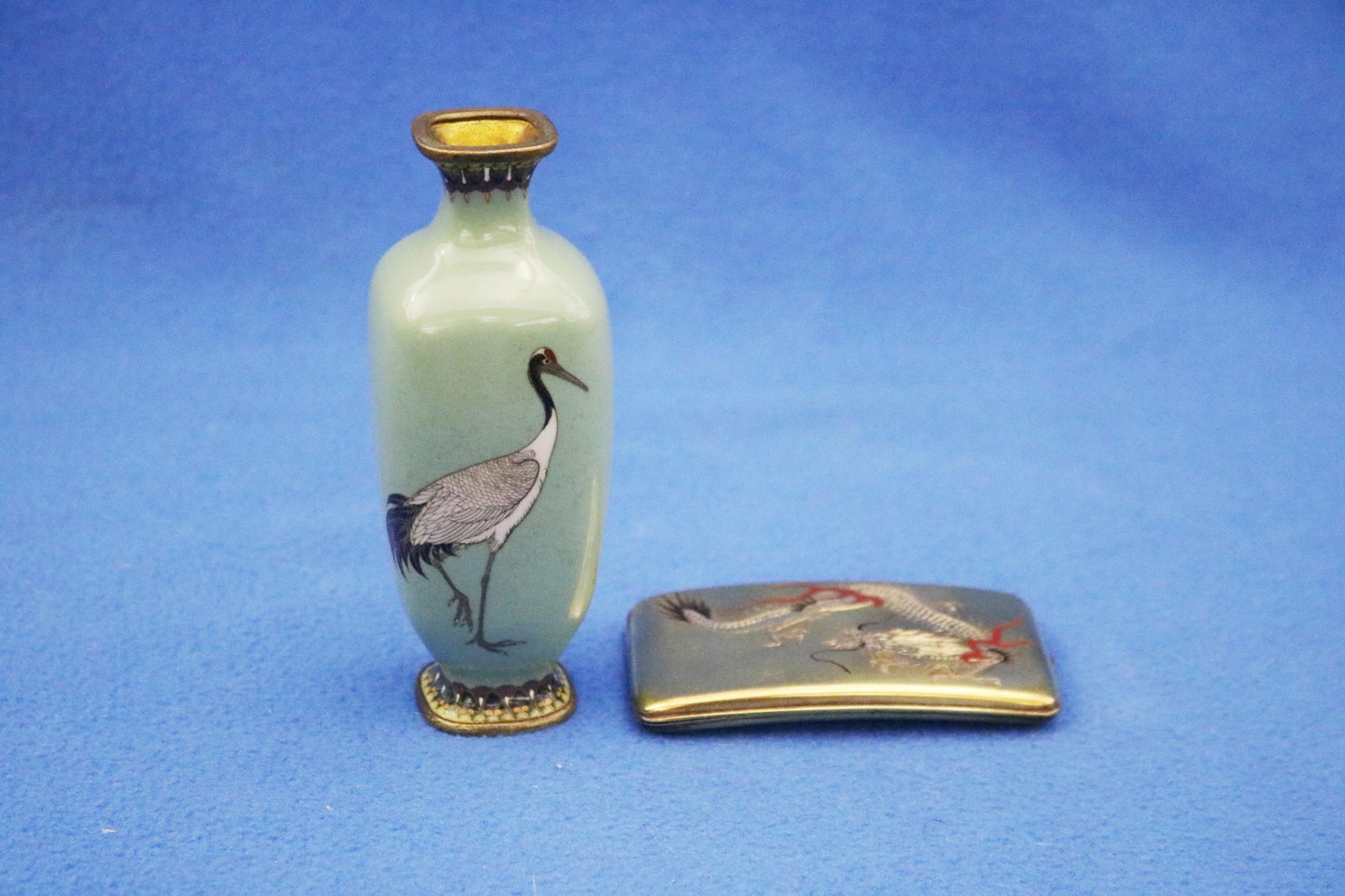 SMALL JAPANESE VASE PLUS A CASE DECORATED WITH DRAGONS early 20th century - .: SMALL JAPANESE VASE PLUS A CASE DECORATED WITH DRAGONS early 20th century One, miniature wireless cloisonne cabinet vase with decoration of three storks on celadon color ground, H: 4 3/4 in. Other,