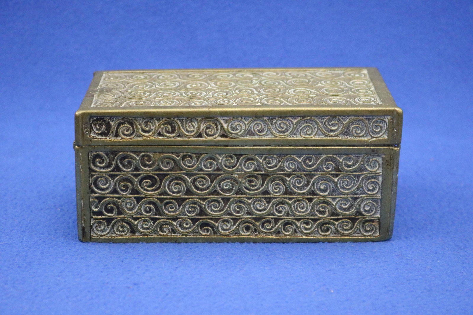 ASIAN HINGED-TOP BRASS RECTANGULAR BOX 19th century - H: 2 3/4 in. Top, 6 1/8 in. x 3 1/8 in.. (1 of 4)