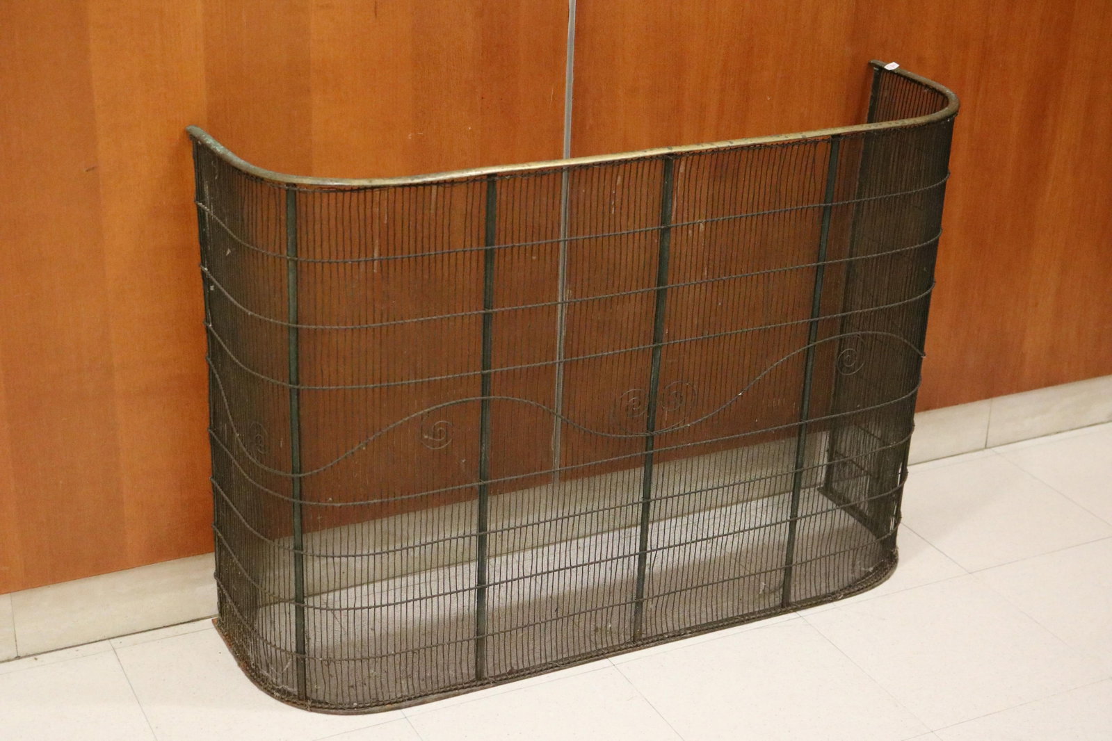 AMERICAN WIREWORK FIRESCREEN WITH BRASS TRIM 19th century - H: 28 1/2 in. W: 40 1/4 in. D: 12 in.. (1 of 7)