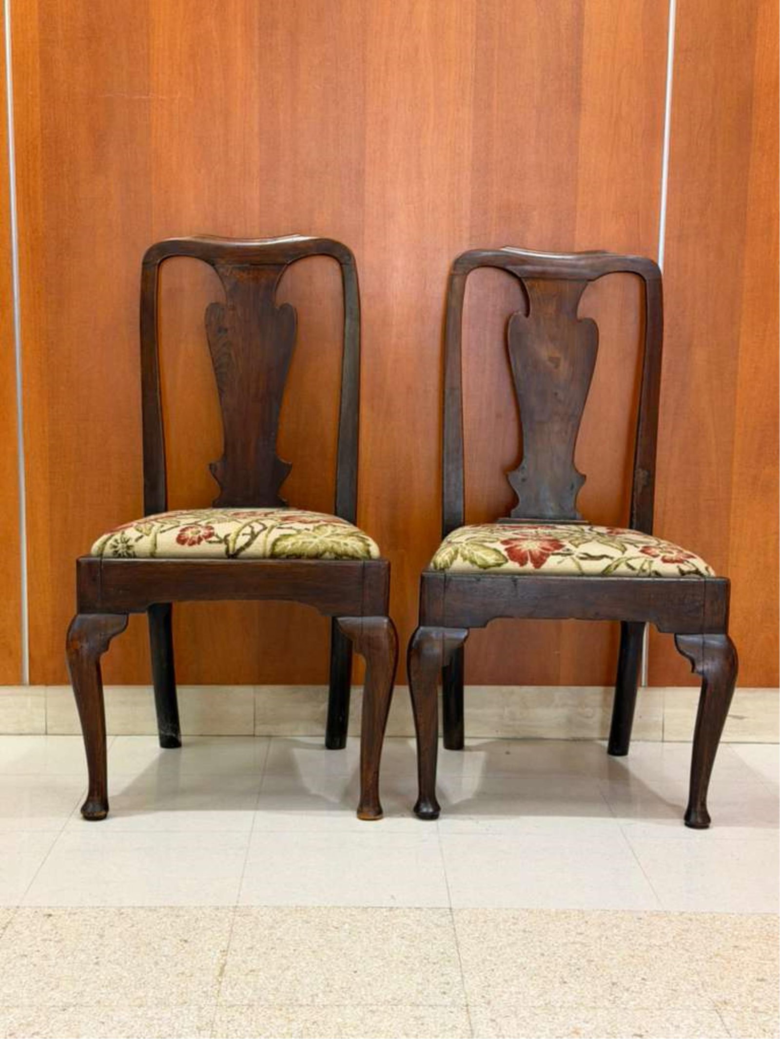 PAIR AMERICAN QUEEN ANNE CARVED MAHOGANY SIDE CHAIRS WITH FLORAL NEEDLEPOINT SLIP SEATS mid 18th (1 of 4)
