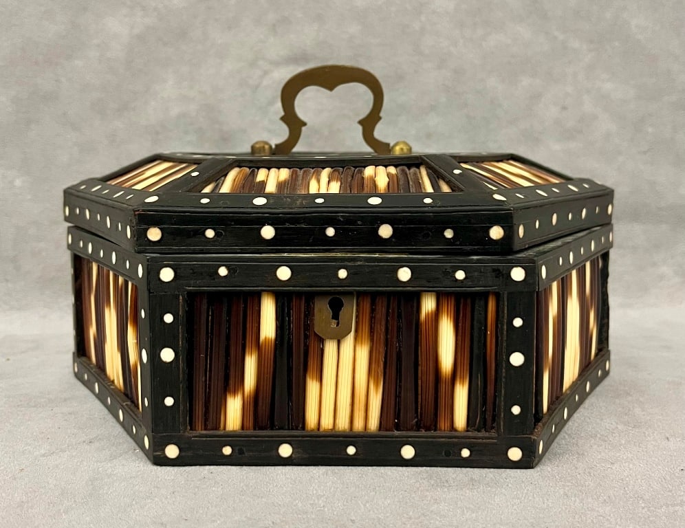 ANGLO-INDIAN HEXAGONAL PORCUPINE QUILL HINGE-TOP BOX 19th century. - D: 8 in.. (1 of 11)