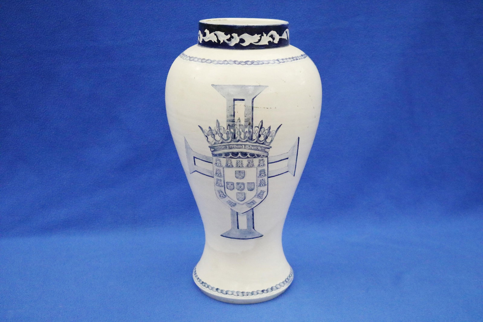 CONTINENTAL BLUE ARMORIALLY-DECORATED CREAM-GLAZED CERAMIC BALUSTER-FORM VASE - H: 16 in.. (1 of 7)
