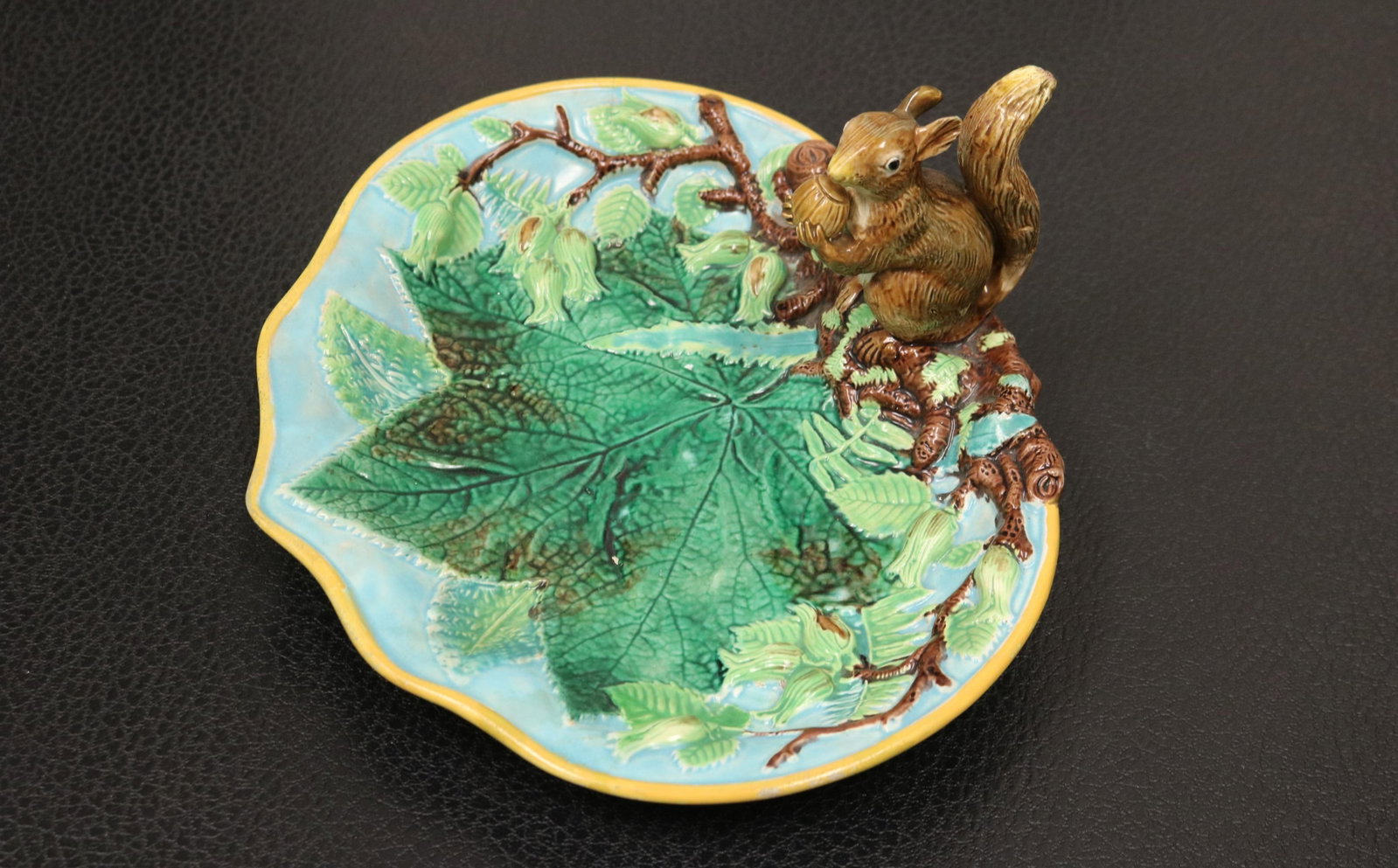 ENGLISH POLYCHROMED MAJOLICA SERVING PLATE WITH FULLY SCULPTED SQUIRREL MOTIF late 19th century - H: (1 of 10)