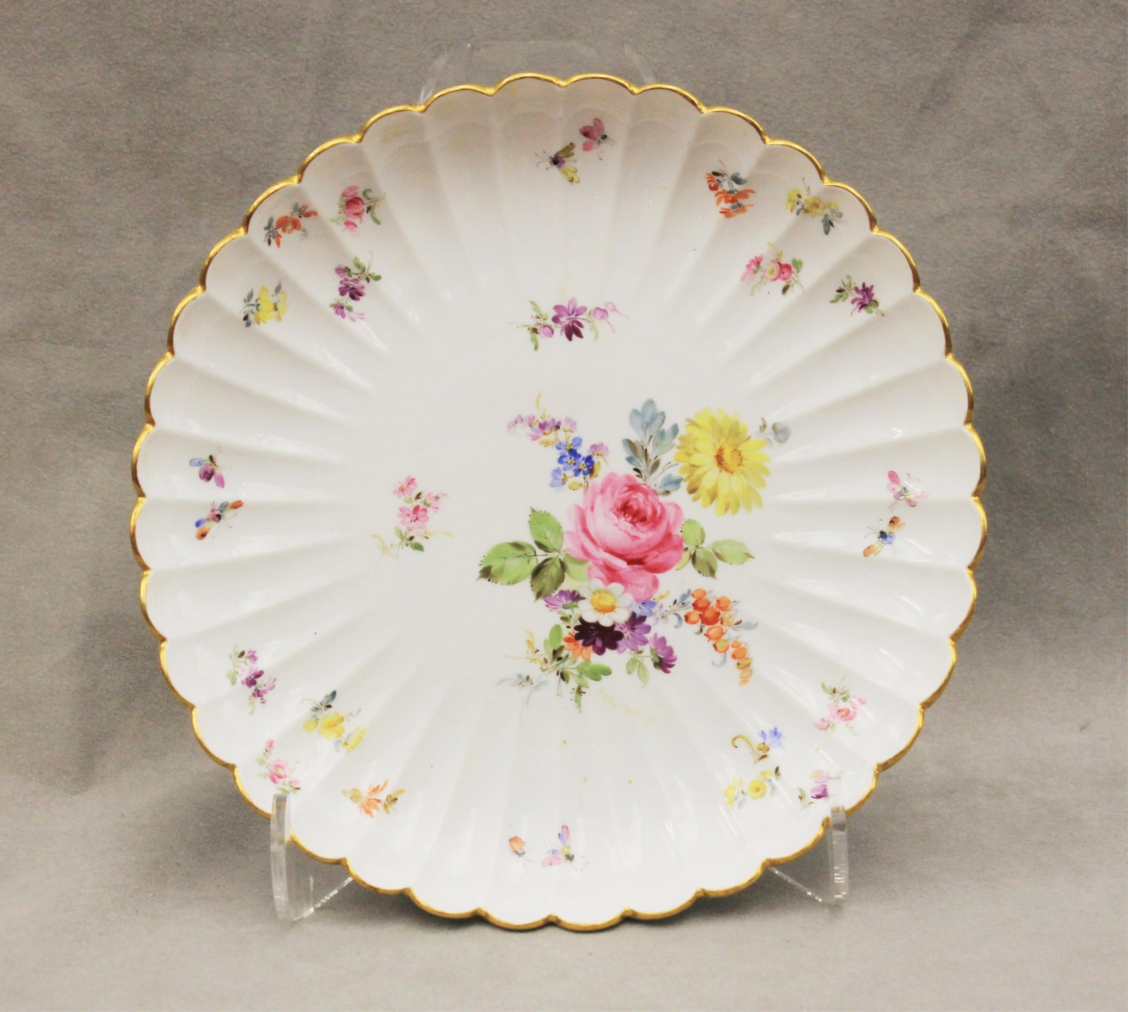 MEISSEN FLORAL DECORATED PORCELAIN SCALLOPED ROUND PLATE - D: 10 5/8 in.. (1 of 5)