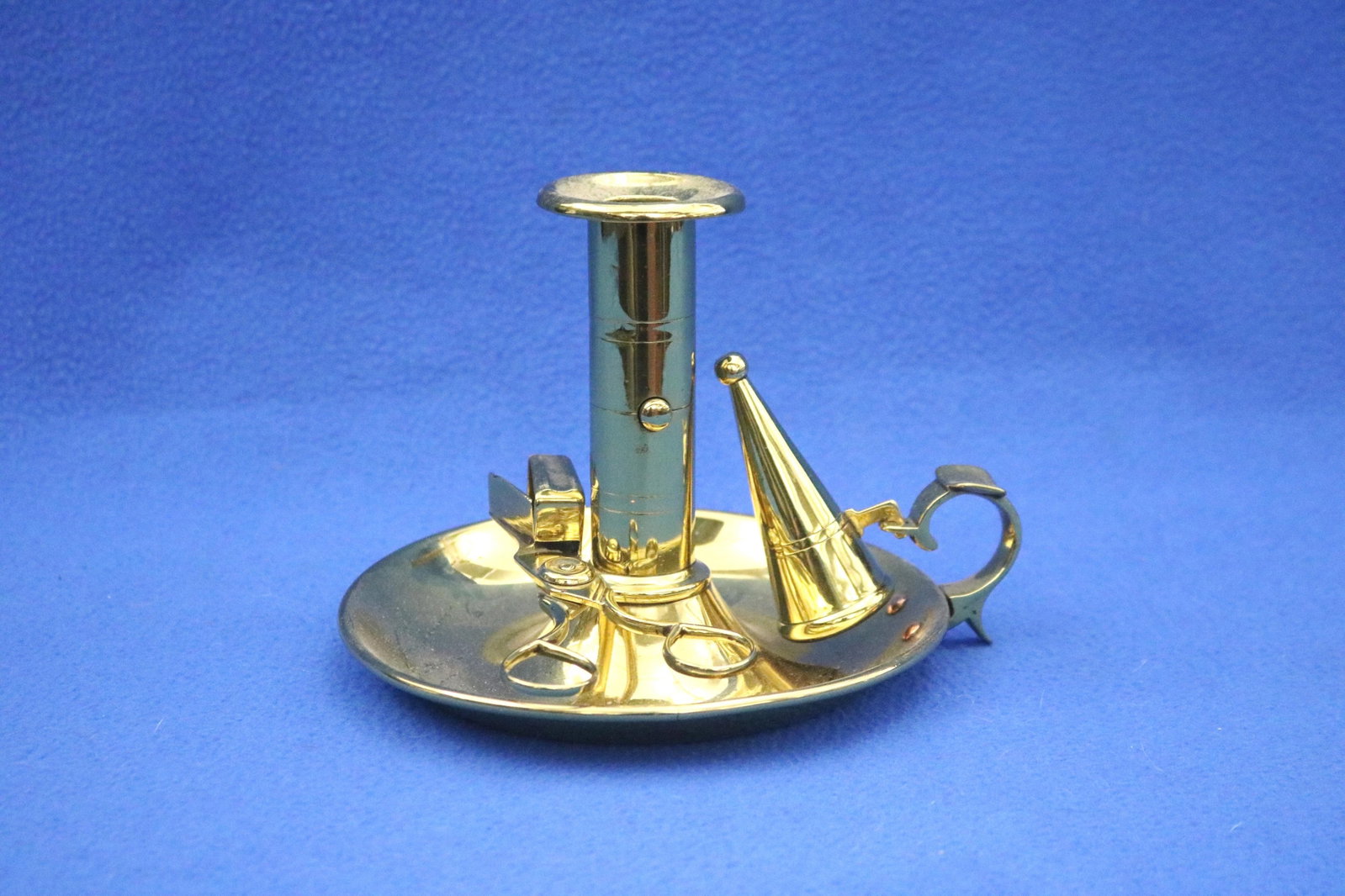 BRASS CHAMBERSTICK WITH SNUFFER AND WICK TRIMMER SCISSORS 19th century - H: 5 in. D: 6 in.. (1 of 7)