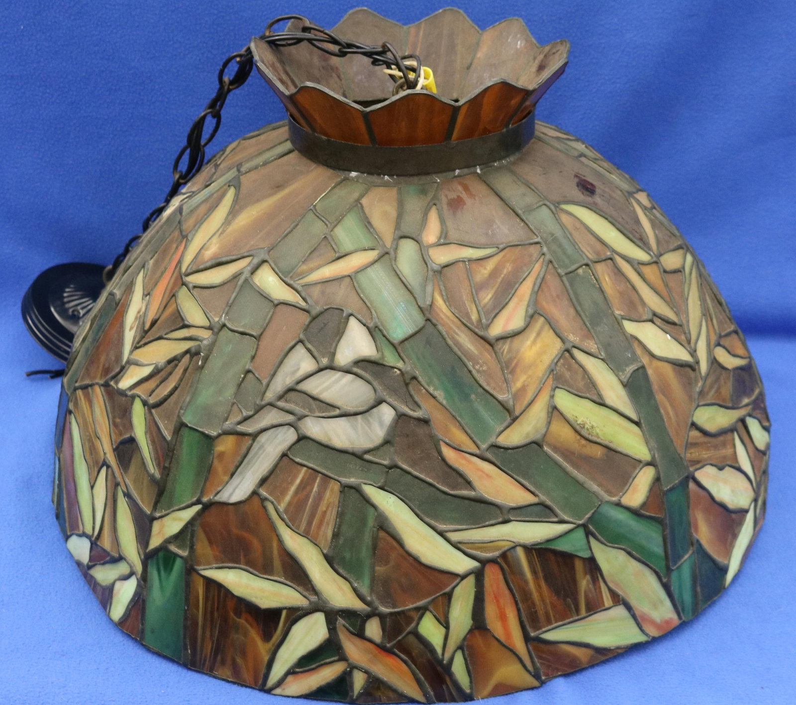 TIFFANY-STYLE LEADED STAINED GLASS BAMBOO PENDANT CEILING LIGHT SHADE - D: 20 in..: TIFFANY-STYLE LEADED STAINED GLASS BAMBOO PENDANT CEILING LIGHT SHADE Scalloped metal crown, hanging chain, and single bulb fitting. D: 20 in.