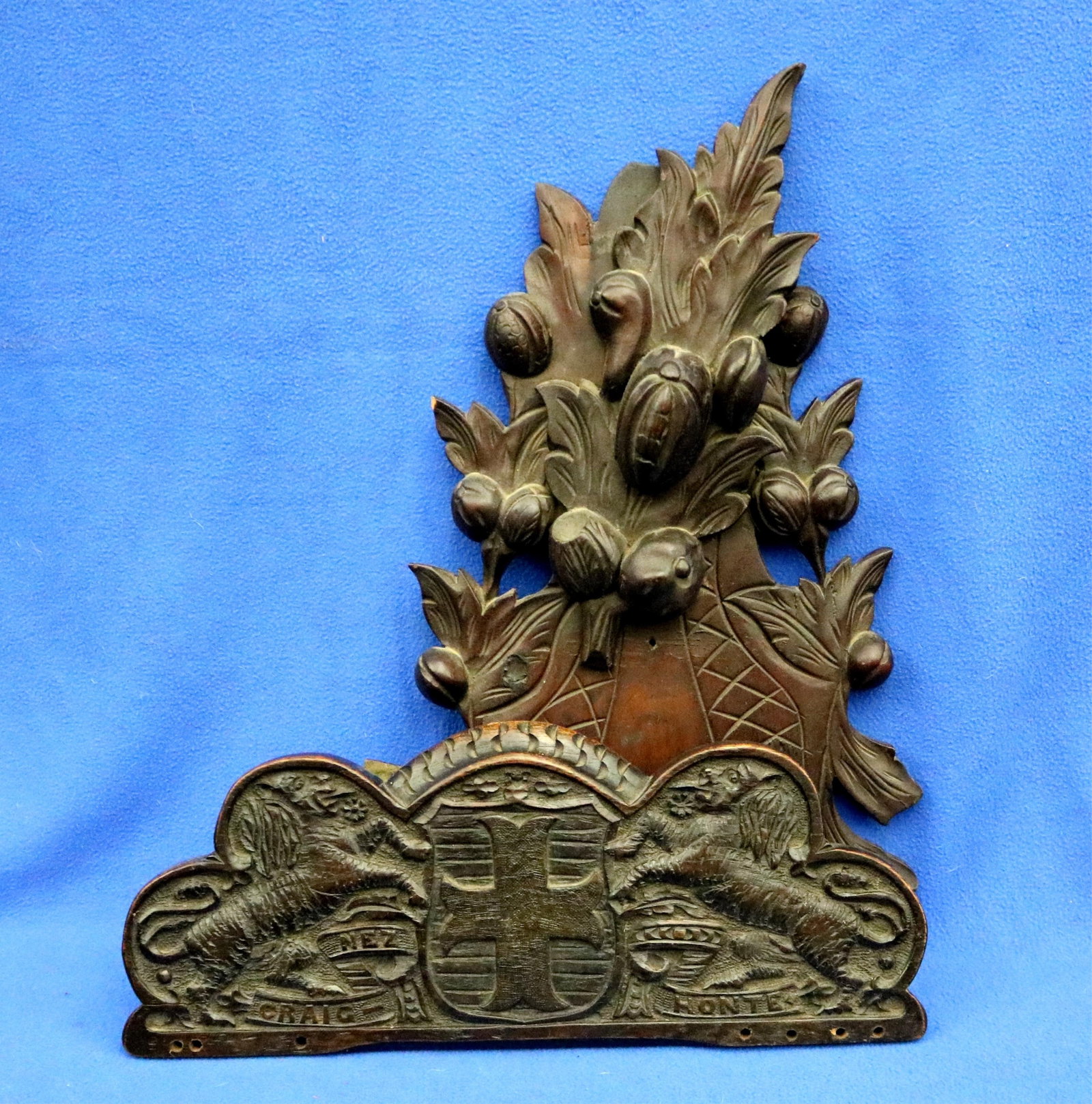 TWO HAND-CARVED OAK ARCHITECTURAL ORNAMENTS: VERTICAL CREST AND - .: TWO HAND-CARVED OAK ARCHITECTURAL ORNAMENTS: VERTICAL CREST AND Pediment inscribed with French motto "CRAIGNEZ HONTE" translated as "Fear Shame" or "Dread Dishonour."