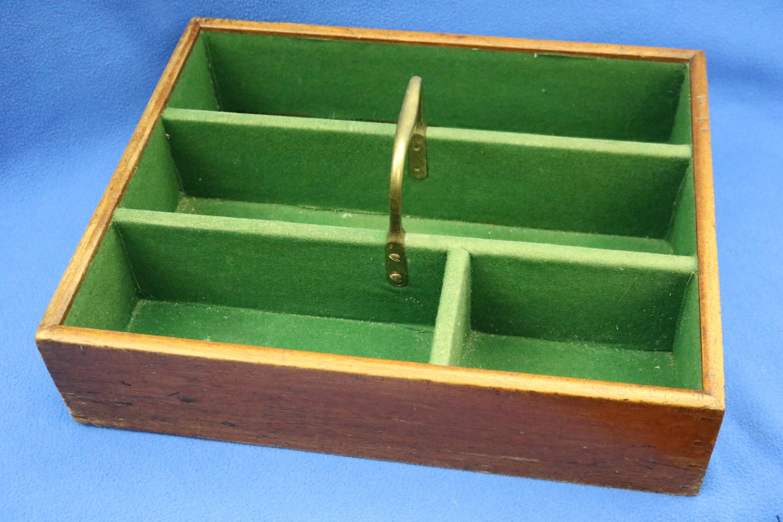 MAHOGANY FOUR-COMPARTMENT CUTLERY BOX 19th century - 17 in. x 13 7/8 in..: MAHOGANY FOUR-COMPARTMENT CUTLERY BOX 19th century Green felt lining; brass handle 17 in. x 13 7/8 in.