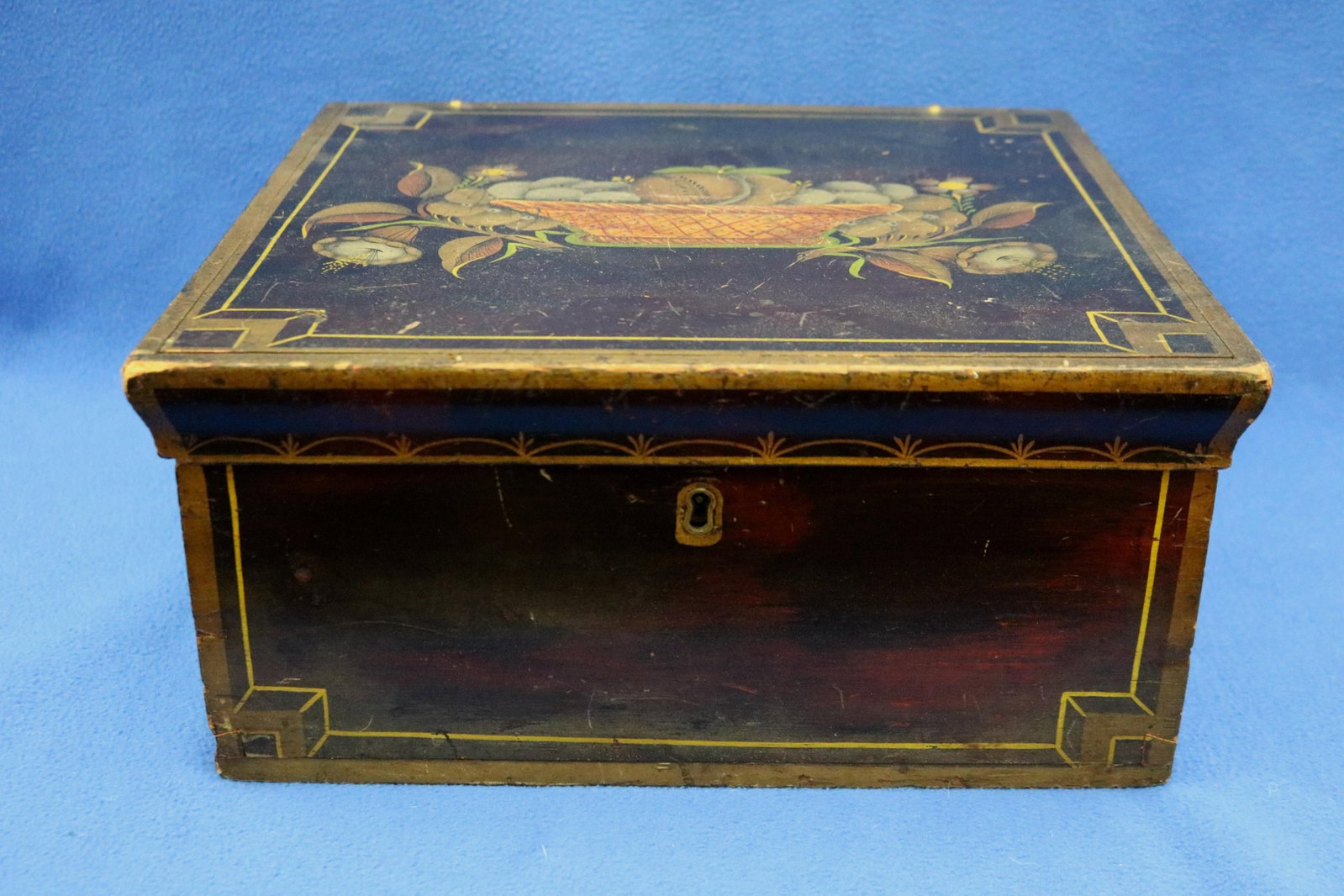 AMERICAN PAINTED PINE HINGED-TOP SQUARE BOX 19th - H: 6 1/4 in. Top, 13 1/4 in. x 13 5/8 in.. (1 of 10)