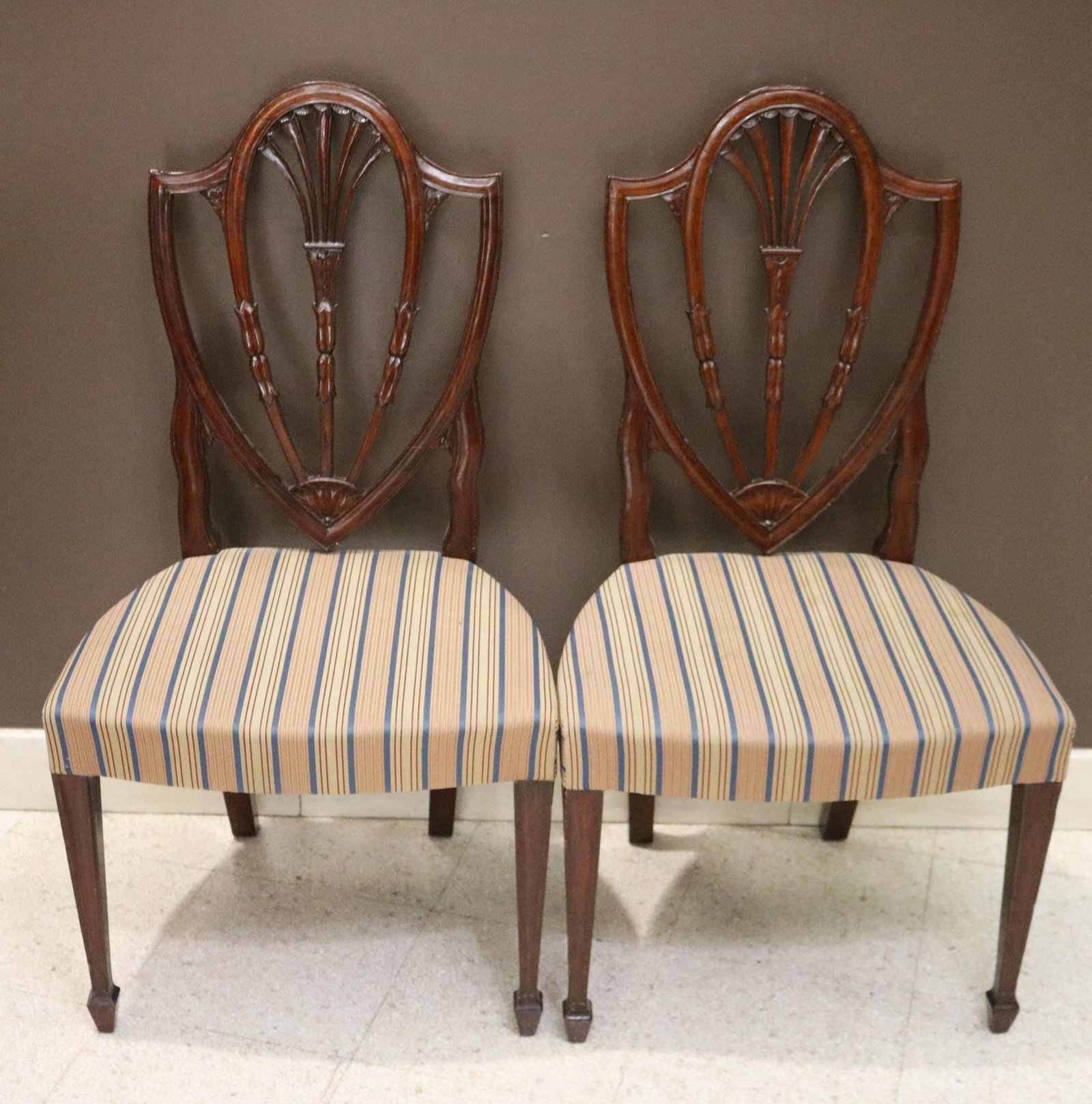 PAIR PHILADELPHIA FEDERAL HEPPLEWHITE CARVED MAHOGANY SIDECHAIRS WITH SHIELD-SHAPE BACKS AND STRIPED (1 of 5)