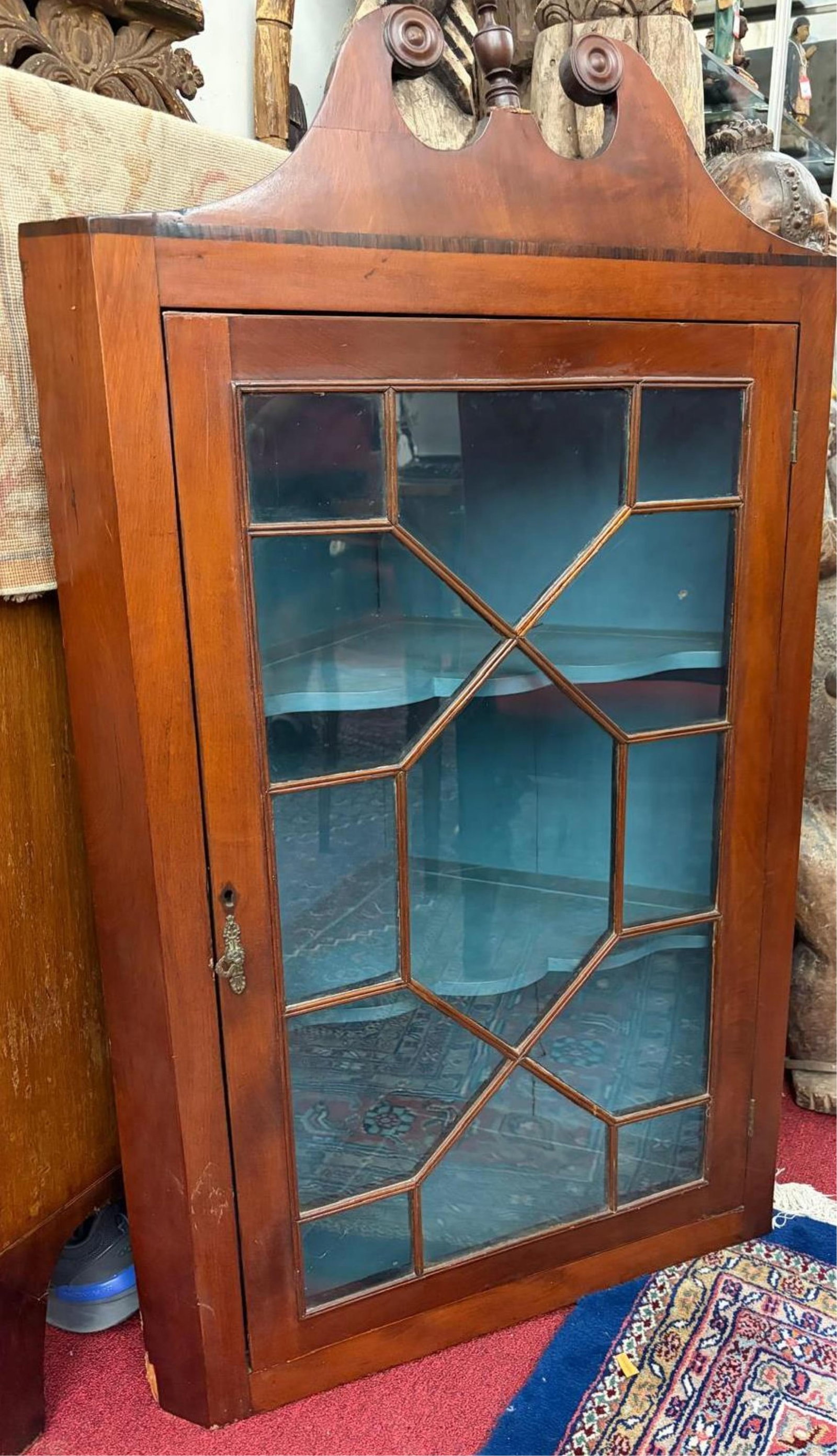 GEORGE III MAHOGANY HANGING CORNER CUPBOARD circa 1790 - H: 47 1/2 in. W: 28 in. D: 16 in.. (1 of 18)