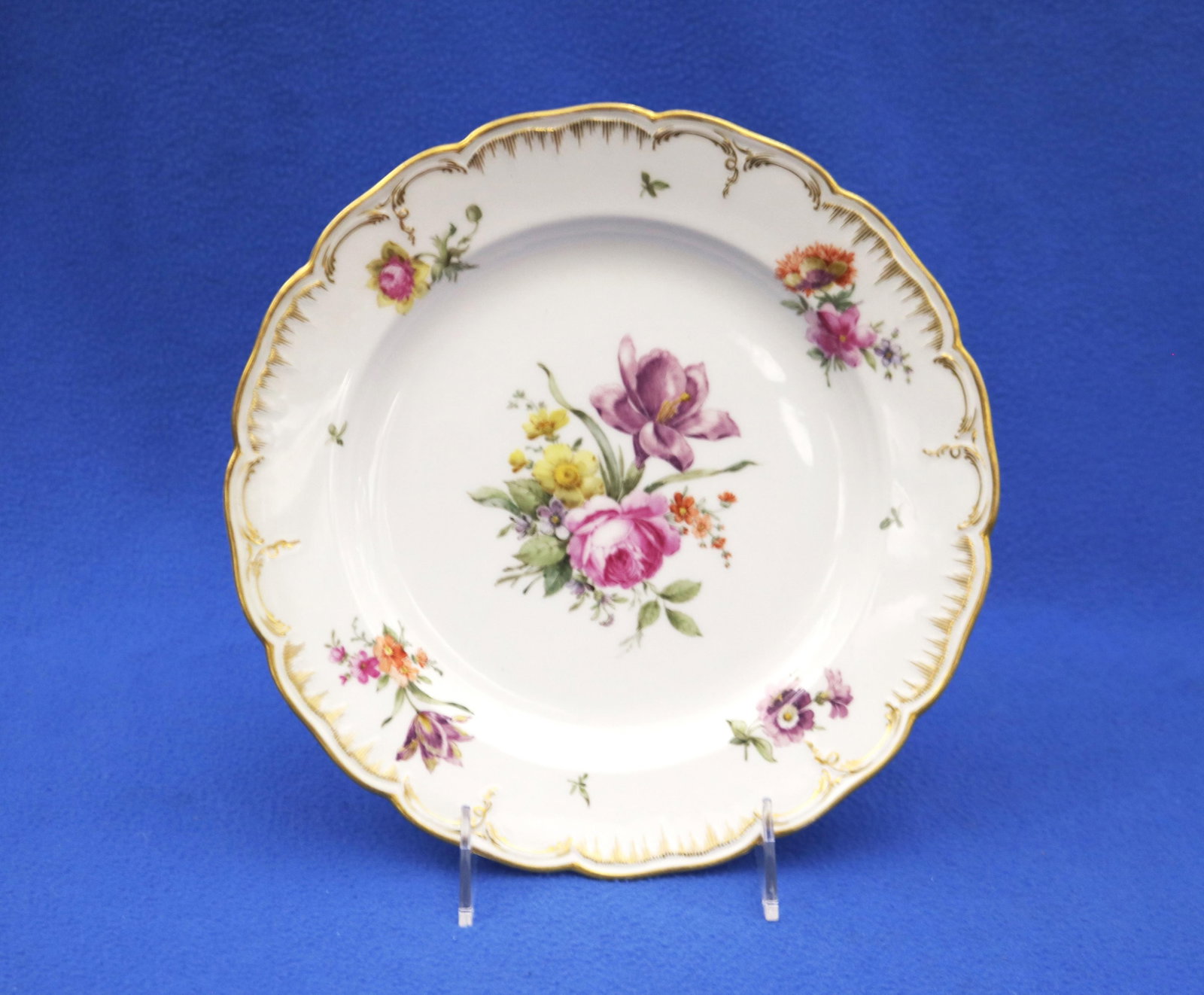 SET OF 12 KPM POLYCHROMED FLORAL DECORATED PORCELAIN DINNER PLATES - D: 9 1/2 in..: SET OF 12 KPM POLYCHROMED FLORAL DECORATED PORCELAIN DINNER PLATES Shaped borders with gilt accents D: 9 1/2 in.