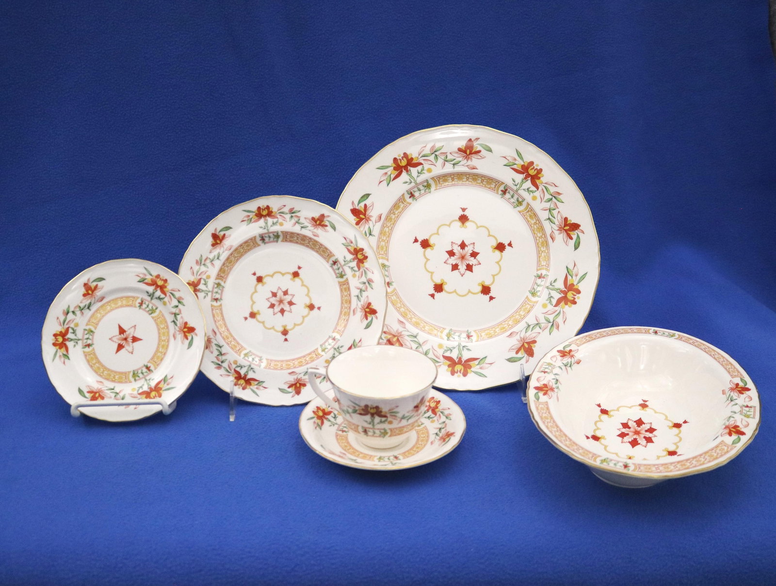 64-PIECE SERVICE ROYAL WORCESTER "CHAMBERLAIN" PATTERN PORCELAIN TABLEWARE - . (1 of 6)