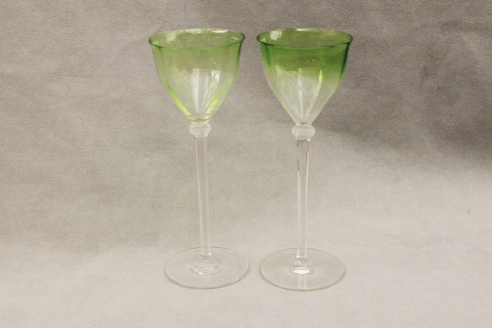 SET OF 12 FLORAL ETCHED PALE GREEN-TO-COLORLESS CRYSTAL WINE GOBLETS early 20th century - H: 7 7/8 (1 of 6)