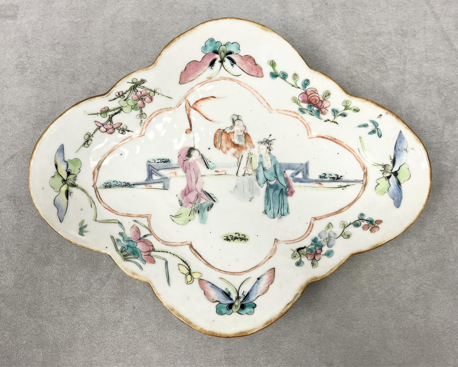 CHINESE FAMILLE ROSE PORCELAIN ELONGATED QUATREFOIL TAZZO 19th century - L: 10 3/4in. (1 of 5)