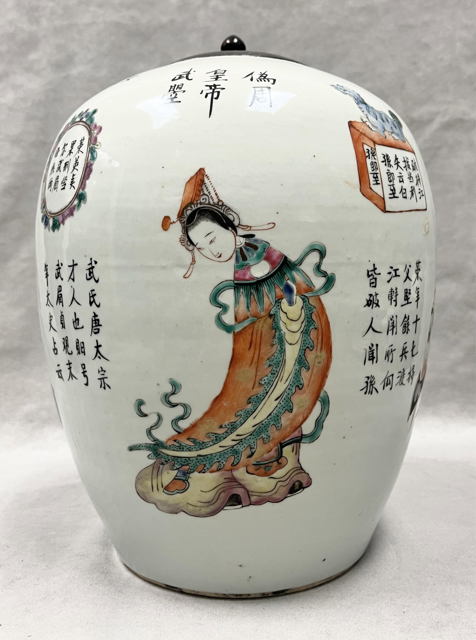 CHINESE FAMILLE ROSE PORCELAIN OVOID JAR WITH WOODEN LIFT COVER 19th century - H: 12 1/2 in.. (1 of 11)
