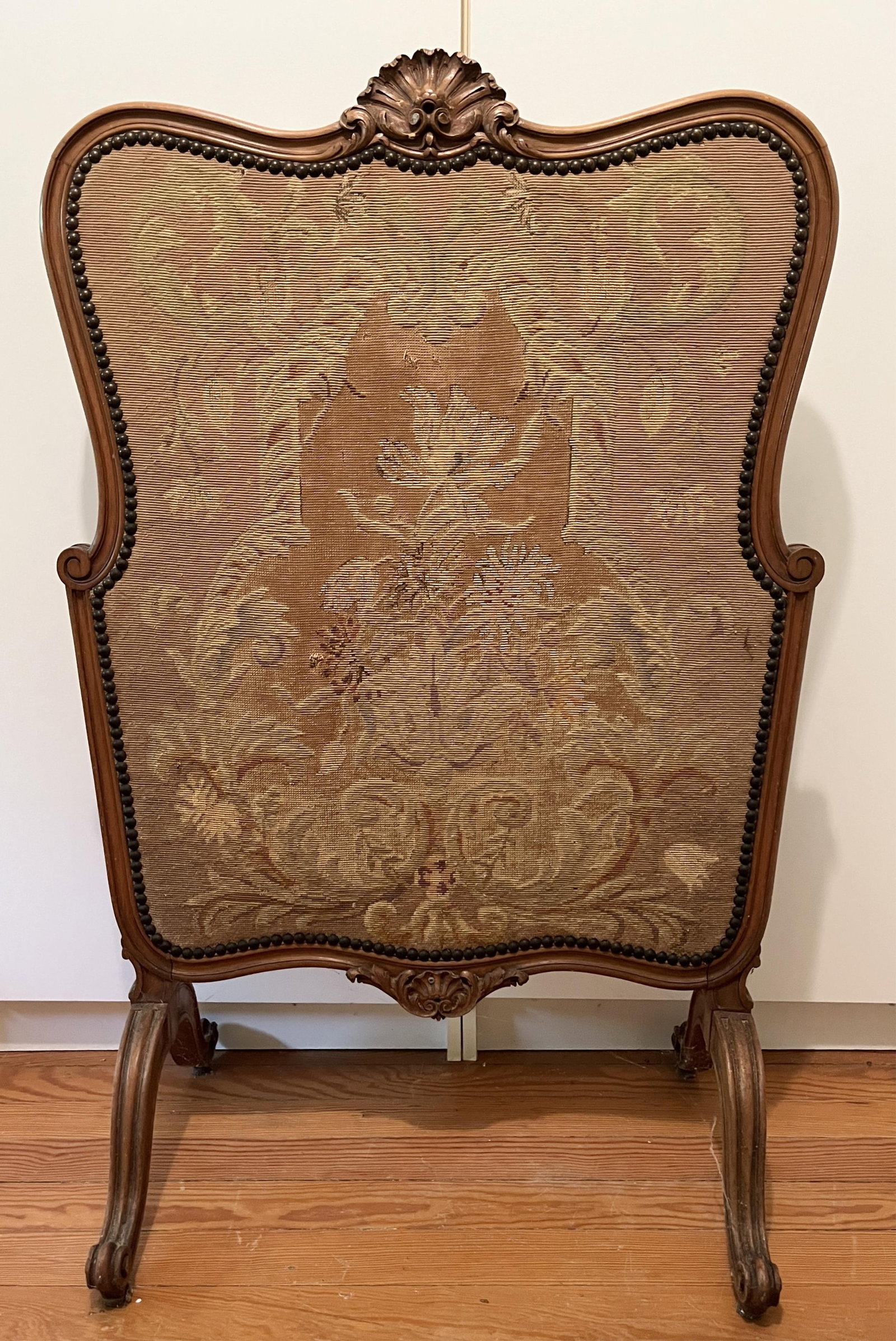 CARTOUCHE-FORM FIRESCREEN WITH CARVED FRAME AND NEEDLEWORK PANEL - H: 41 in. W: 26 3/4 in.. (1 of 5)