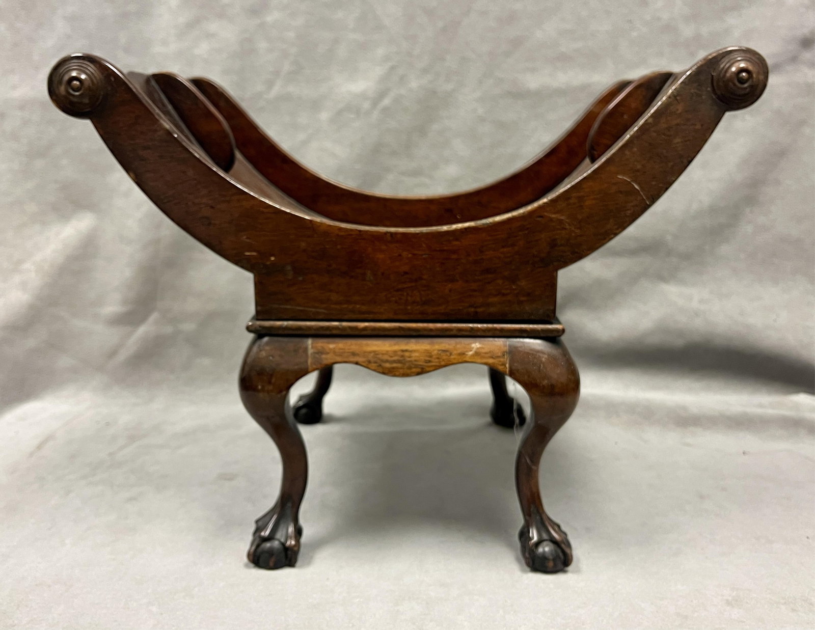 MAHOGANY CHEESE WHEEL RAISED ON CABRIOLE LEGS ENDING IN CLAW-AND-BALL FEET - H: 13"; L: 16"..: MAHOGANY CHEESE WHEEL RAISED ON CABRIOLE LEGS ENDING IN CLAW-AND-BALL FEET H: 13"; L: 16".PROVENANCE: Merry Hill, an historic mansion built in 1899 and located in Greenspring Valley, Baltimore County,