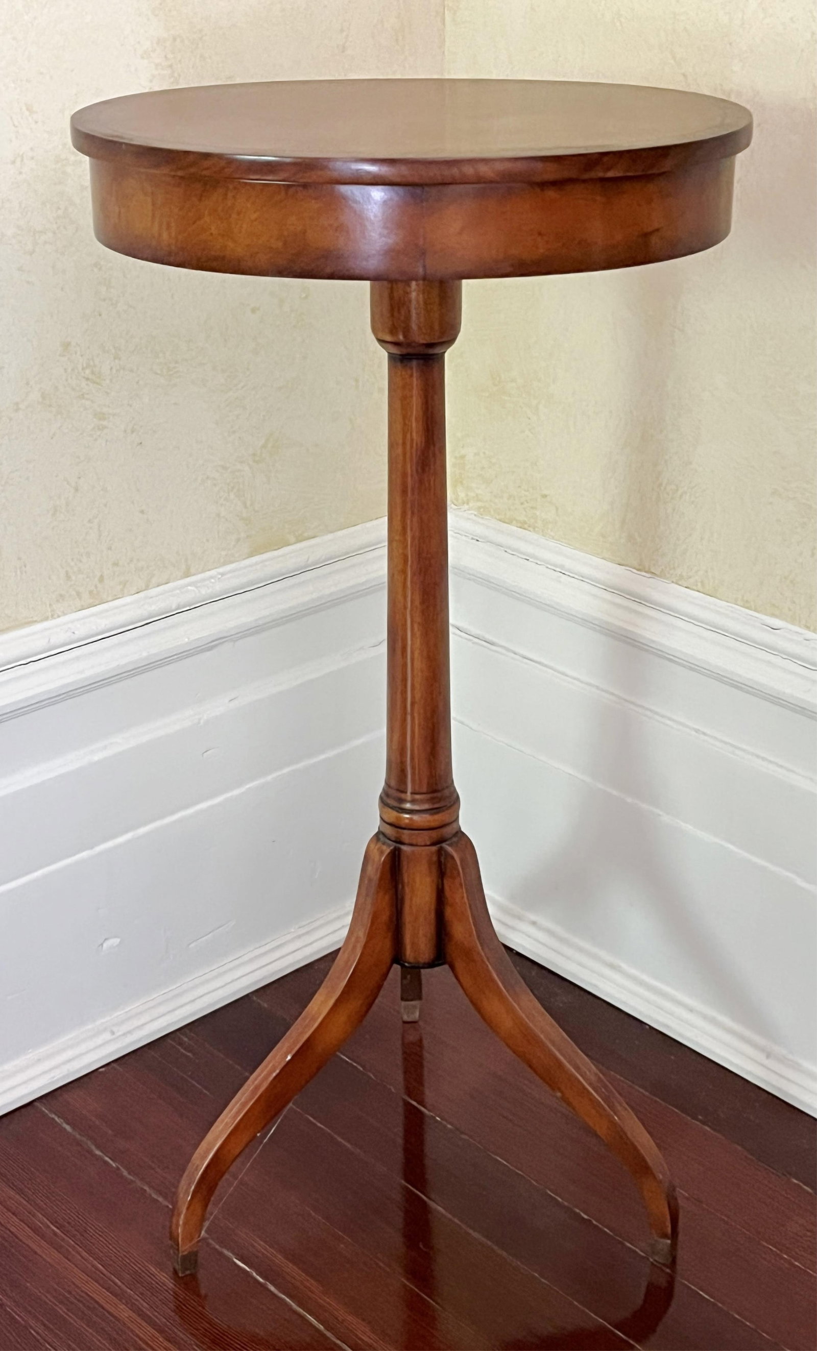 ENGLISH SHERATON-STYLE YEW WOOD OVAL TOP STAND WITH TRIFID BASE - H: 27 IN; W: 14 IN; D: 10 IN.: ENGLISH SHERATON-STYLE YEW WOOD OVAL TOP STAND WITH TRIFID BASE H: 27 IN; W: 14 IN; D: 10 IN PROVENANCE: ?Merry Hill?, an historic mansion built in 1899 and located in Greenspring Valley, Baltimore Co