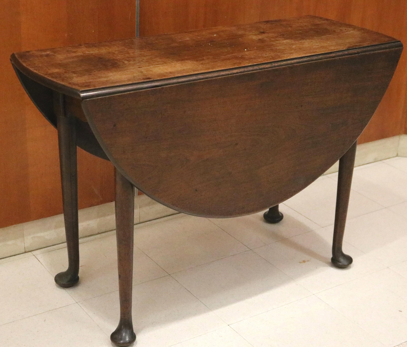QUEEN ANNE WALNUT OVAL DROP LEAF TABLE - H: 27 1/2 in.; W: 48 in.;. (1 of 20)
