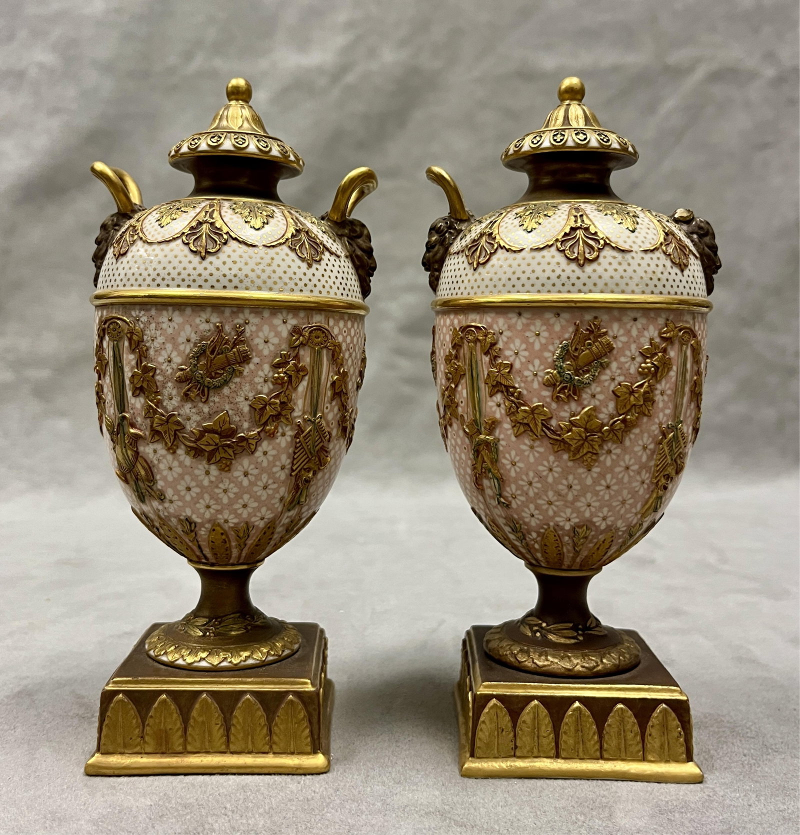 PAIR WEDGWOOD NEOCLASSICAL PORCELAIN CABINET URNS WITH FINELY MODELED GILT SWAGS 19th century - H: 6 (1 of 10)