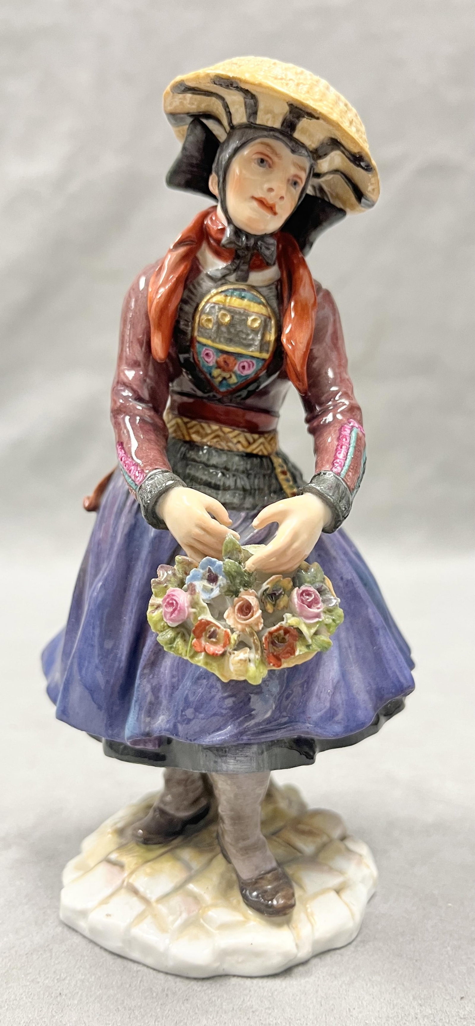 CONTINENTAL POLYCHROMED PORCELAIN FIGURE MODELED AS FLOWER GIRL - H: 6 1/2 in.. (1 of 7)