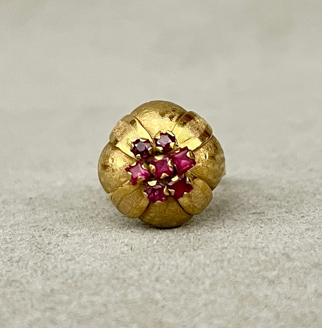18K YELLOW GOLD AND RUBY FLOWER-HEAD DESIGN DOME RING Cluster of five round and square-cut rubies (1 of 3)