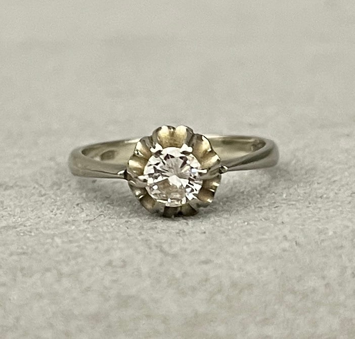 18K (750) WHITE GOLD AND DIAMOND SOLITAIRE RING Brilliant-cut round diamond weighing approximately (1 of 2)