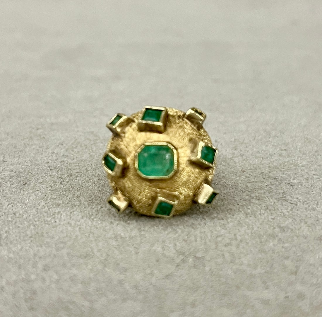 1960s 18K TEXTURED YELLOW GOLD AND EMERALD "ATOMIC" DESIGN RING Textured globular mount with nine (1 of 2)