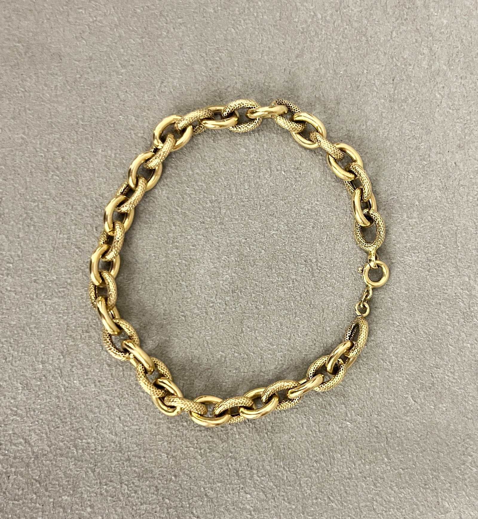 18K TEXTURED AND BRIGHT-POLISHED YELLOW GOLD OVAL-LINK FLEXIBLE CHAIN BRACELET Textured links (1 of 2)