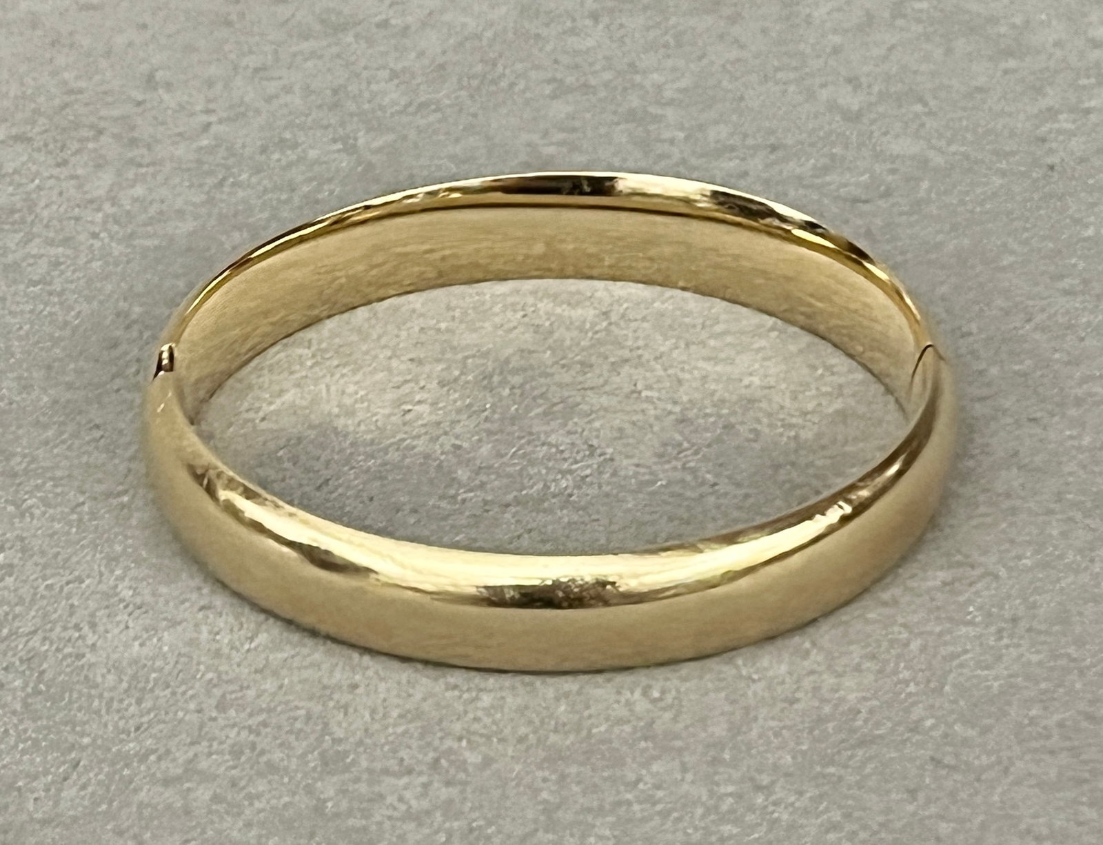 14K TEXTURED YELLOW GOLD HINGED OVAL BANGLE BRACELET W: 17/16 in. Wt. 12 dwt (1 of 3)