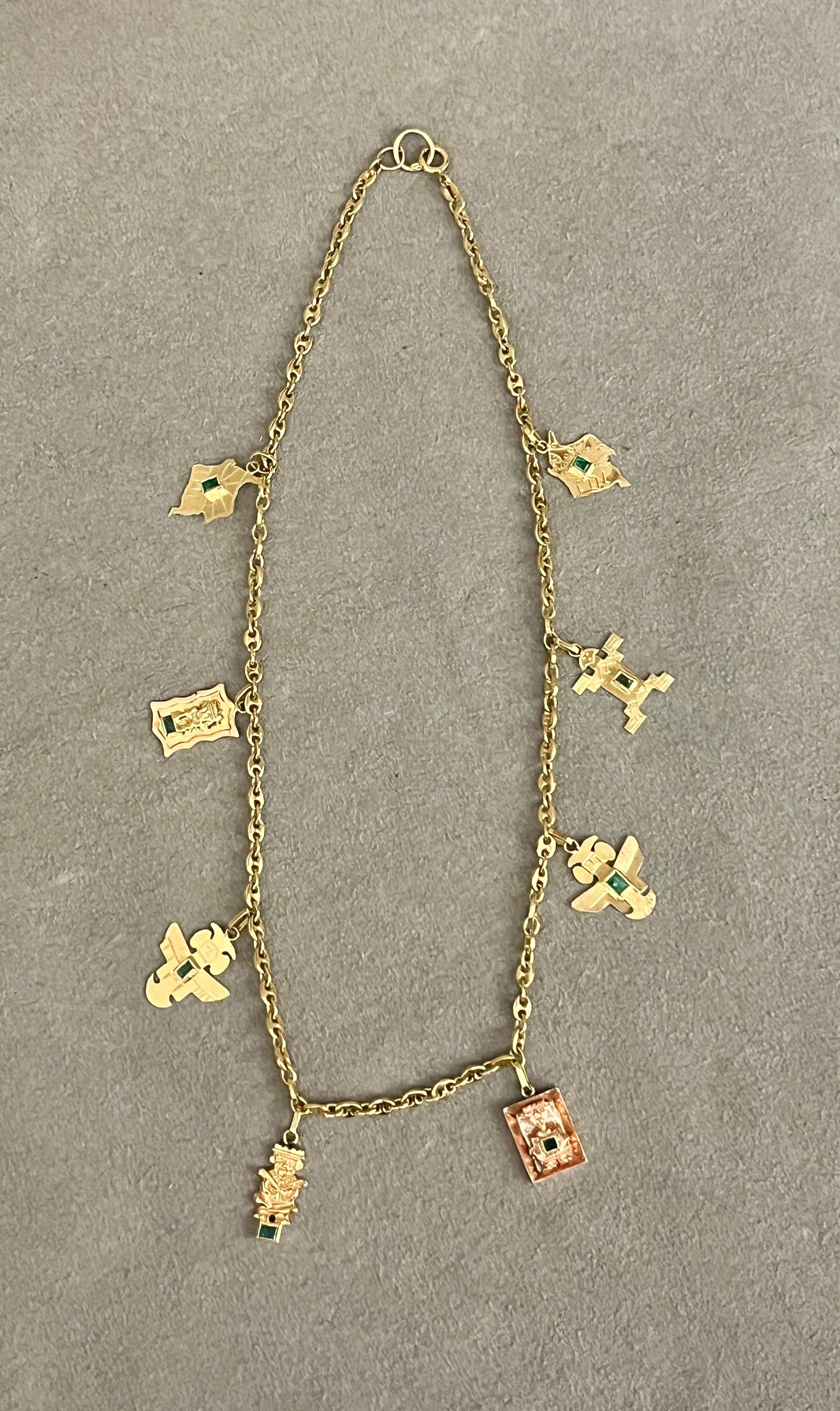 18K (750) YELLOW GOLD FLEXIBLE GUCCI-LINK CHAIN CHOKER SUSPENDING EIGHT PERUVIAN 18K YELLOW FIGURAL (1 of 3)