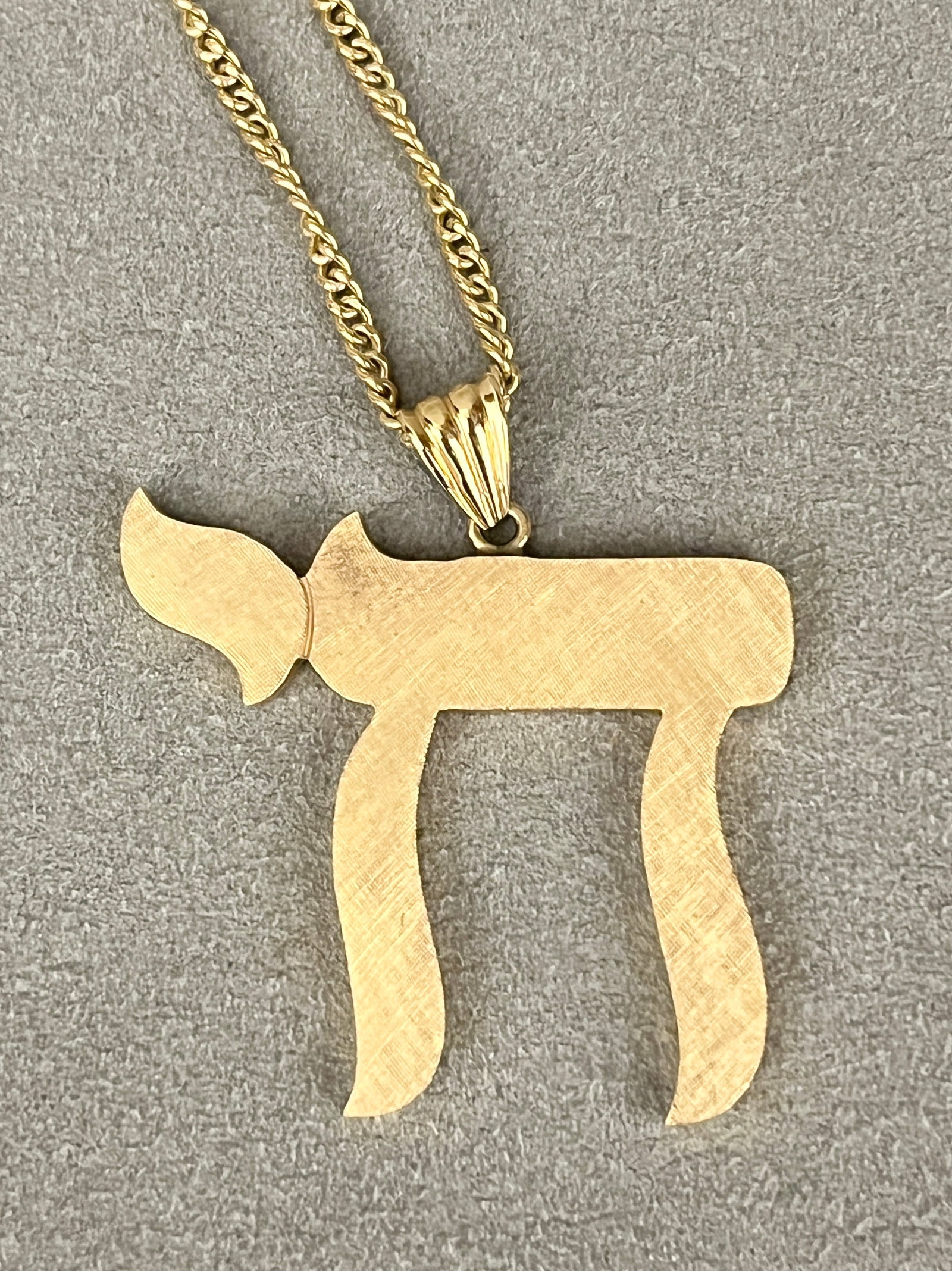 14K YELLOW GOLD CHAI SYMBOL PENDANT SUSPENDED ON "ENDLESS" 14K YELLOW GOLD CHAIN Pendant reverses (1 of 3)