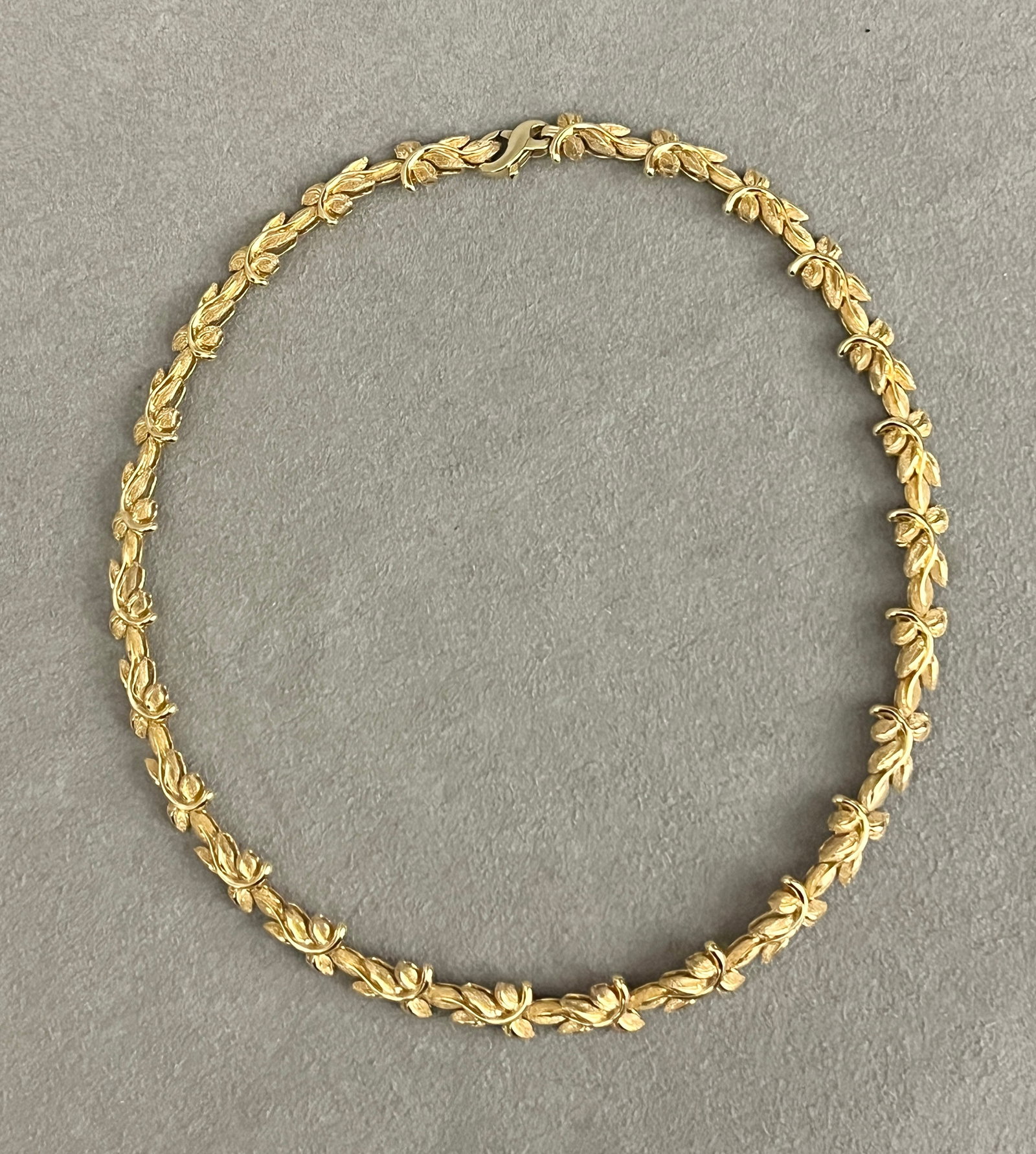 14K TEXTURED AND BRIGHT-POLISHED YELLOW GOLD LEAF-DESIGN FLEXIBLE LINK COLLAR CHOKER Circle of (1 of 4)