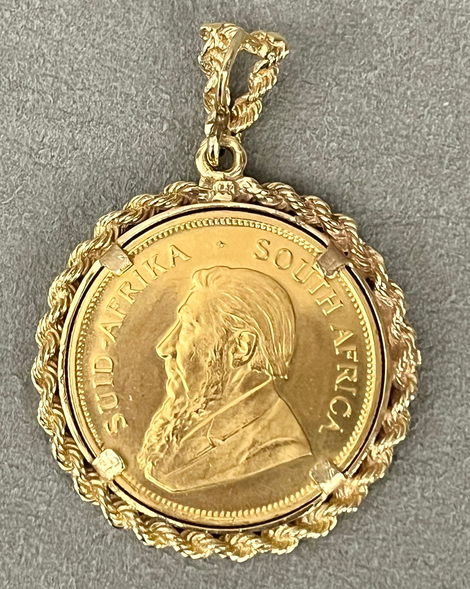 14K YELLOW GOLD MOUNTED KRUGERRAND COIN PENDANT 1978 Krugerrand with gold rope frame and rope (1 of 2)