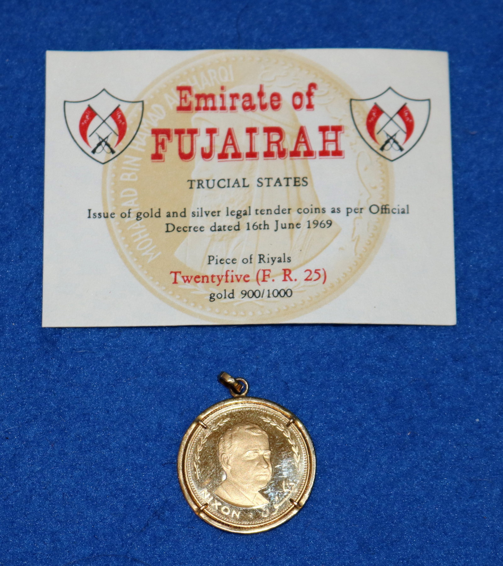 EMIRATE OF FUJAIRAH GOLD PROOF COMMEMORATIVE COIN MOUNTED AS PENDANT MEDALLION 25-Riyals. Portrait: EMIRATE OF FUJAIRAH GOLD PROOF COMMEMORATIVE COIN MOUNTED AS PENDANT MEDALLION 25-Riyals. Portrait of President Nixon