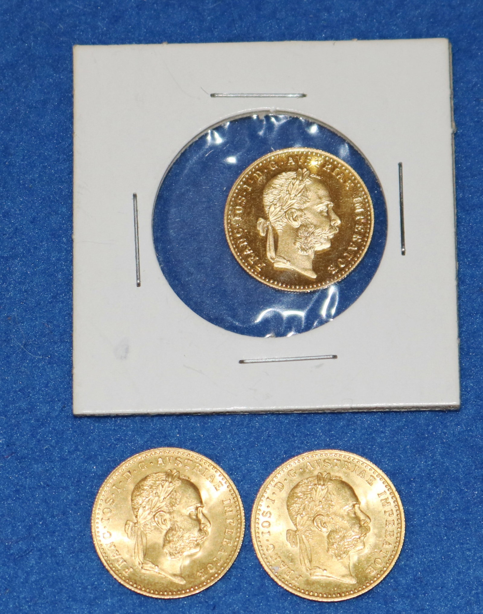 THREE AUSTRIAN GOLD DUCATS, 1915 One proof, two uncirculated. (1 of 2)