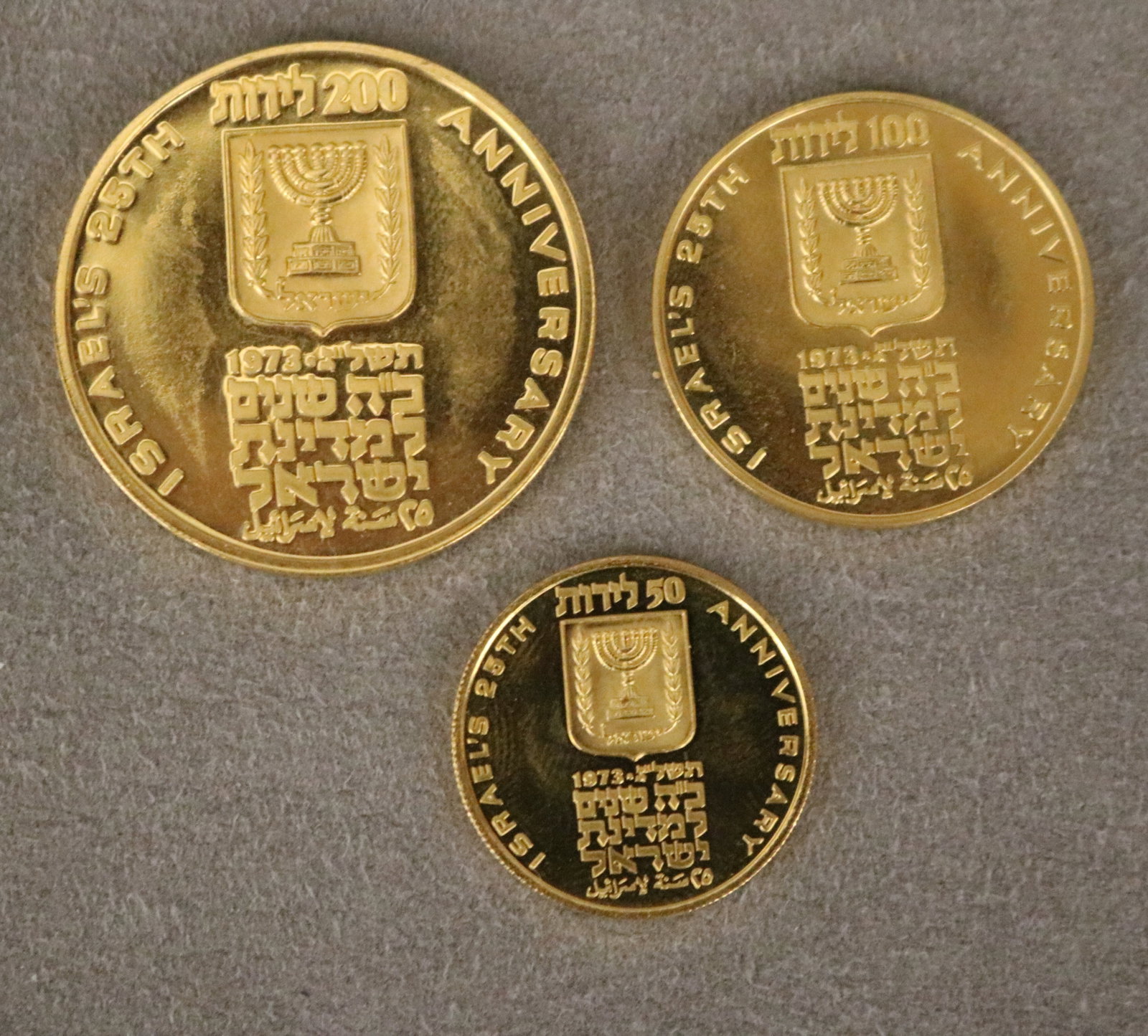 ISRAELI 25TH ANNIVERSARY THREE-COIN GOLD PROOF SET, 1973 Including 50, 100, and 200 Lirot coins. (1 of 5)