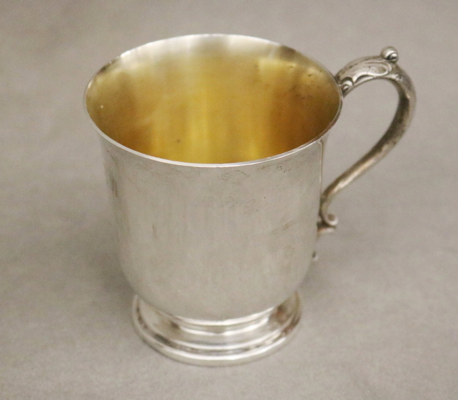 WALLACE CO. STERLING SILVER FOOTED BABY CUP WITH SCROLL HANDLE - H: 3 1/4 in. Wt. 4.4 troy oz.. (1 of 4)