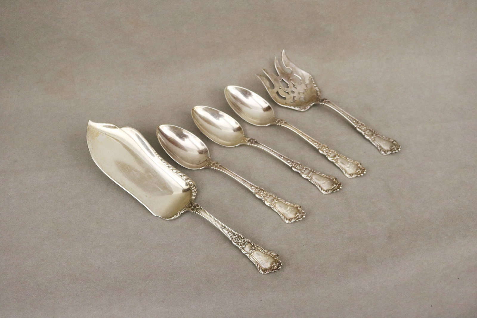 SET FIVE GORHAM CO. "OLD BARONIAL" PATTERN STERLING SILVER SERVING PIECES - Fish slice, L; 12 in. (1 of 4)