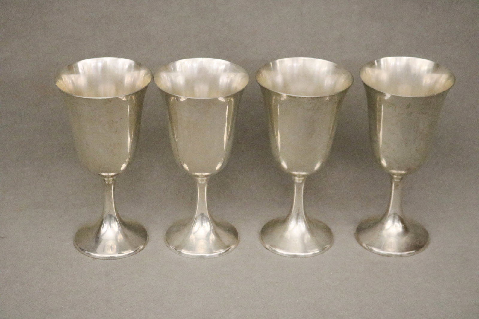 SET OF 12 MANCHESTER CO. STERLING SILVER WATER GOBLETS - H: 6 3/4". Wt: 60 troy oz.. (1 of 4)