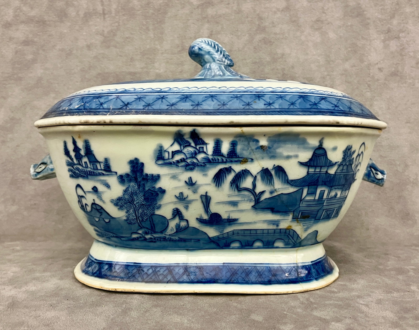 CHINESE CANTON PORCELAIN SOUP TUREEN WITH LIFT COVER AND BOAR'S HEAD HANDLES - L: 13 in.. (1 of 8)