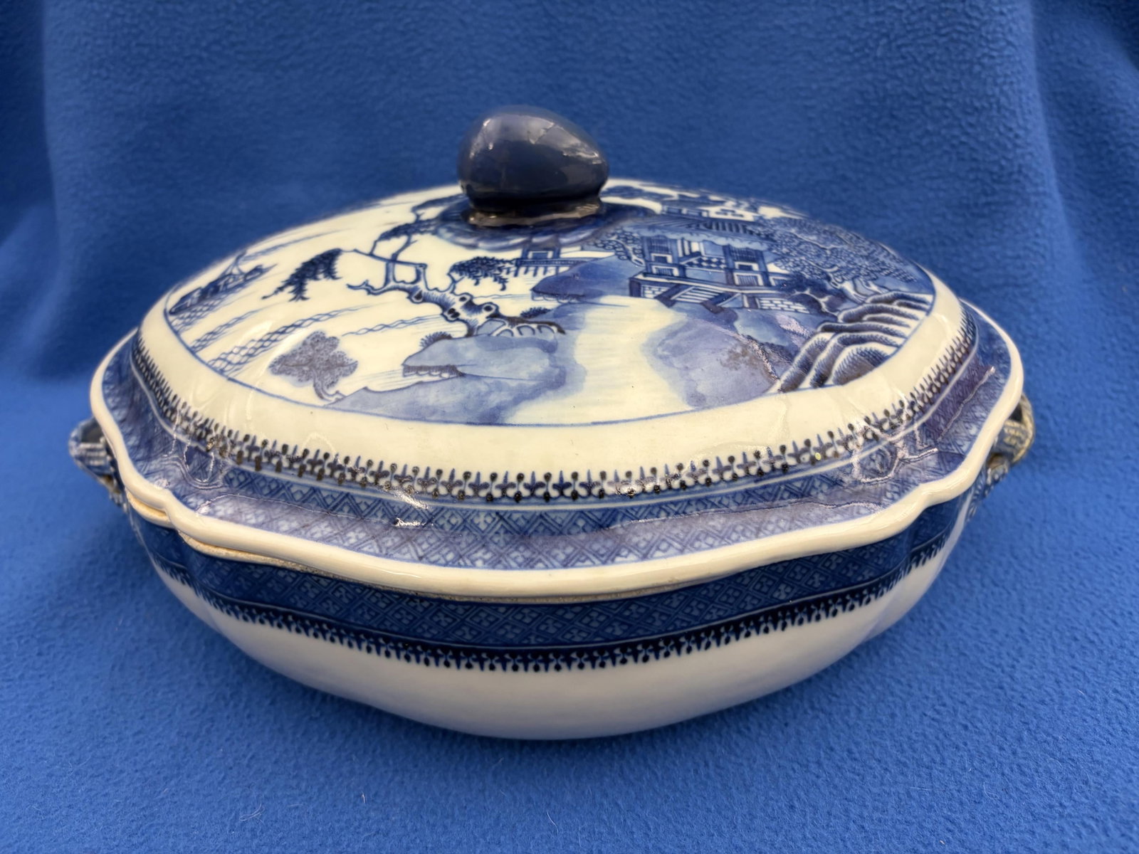 CHINESE CANTON PORCELAIN COVERED TUREEN early 19th century - length: 13 in. (including handles); (1 of 17)