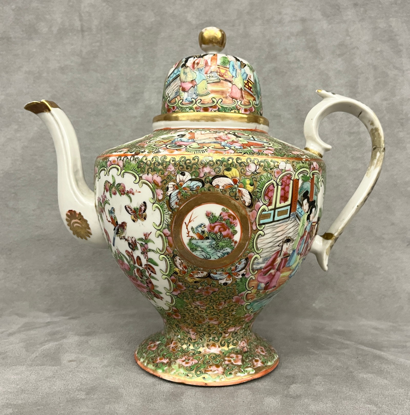 CHINESE ROSE MEDALLION PORCELAIN COFFEE POT WITH DOMED COVER AND PEDESTAL FOOT 19th century - H: 9 (1 of 12)