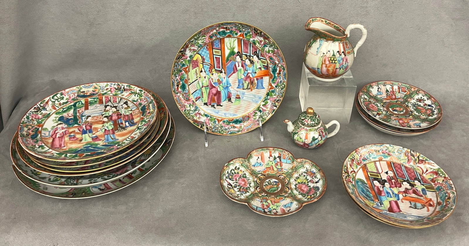 20 ASSORTED PIECES CHINESE ROSE MEDALLION AND MANDARIN CANTON PORCELAIN TABLEWARE 19th century - (1 of 20)