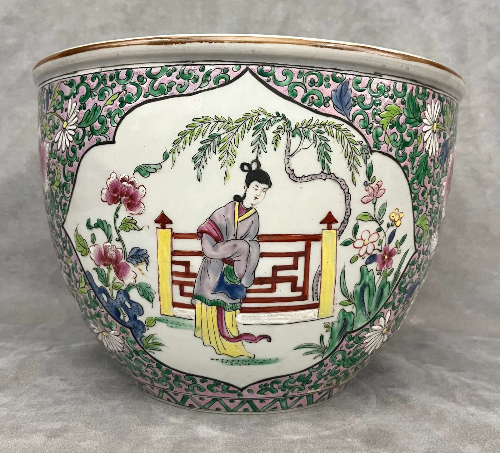 CHINESE PORCELAIN FIGURAL DECORATED CACHE POT - H: 6 7/8 in.. (1 of 7)