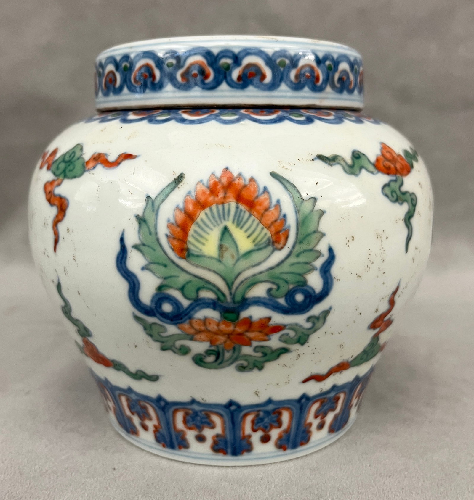 CHINESE DOUCAI PORCELAIN LIFT-COVER JAR WITH BLUE, GREEN, AND RED-ORANGE LOTUS DECORATION - H: 5 (1 of 4)