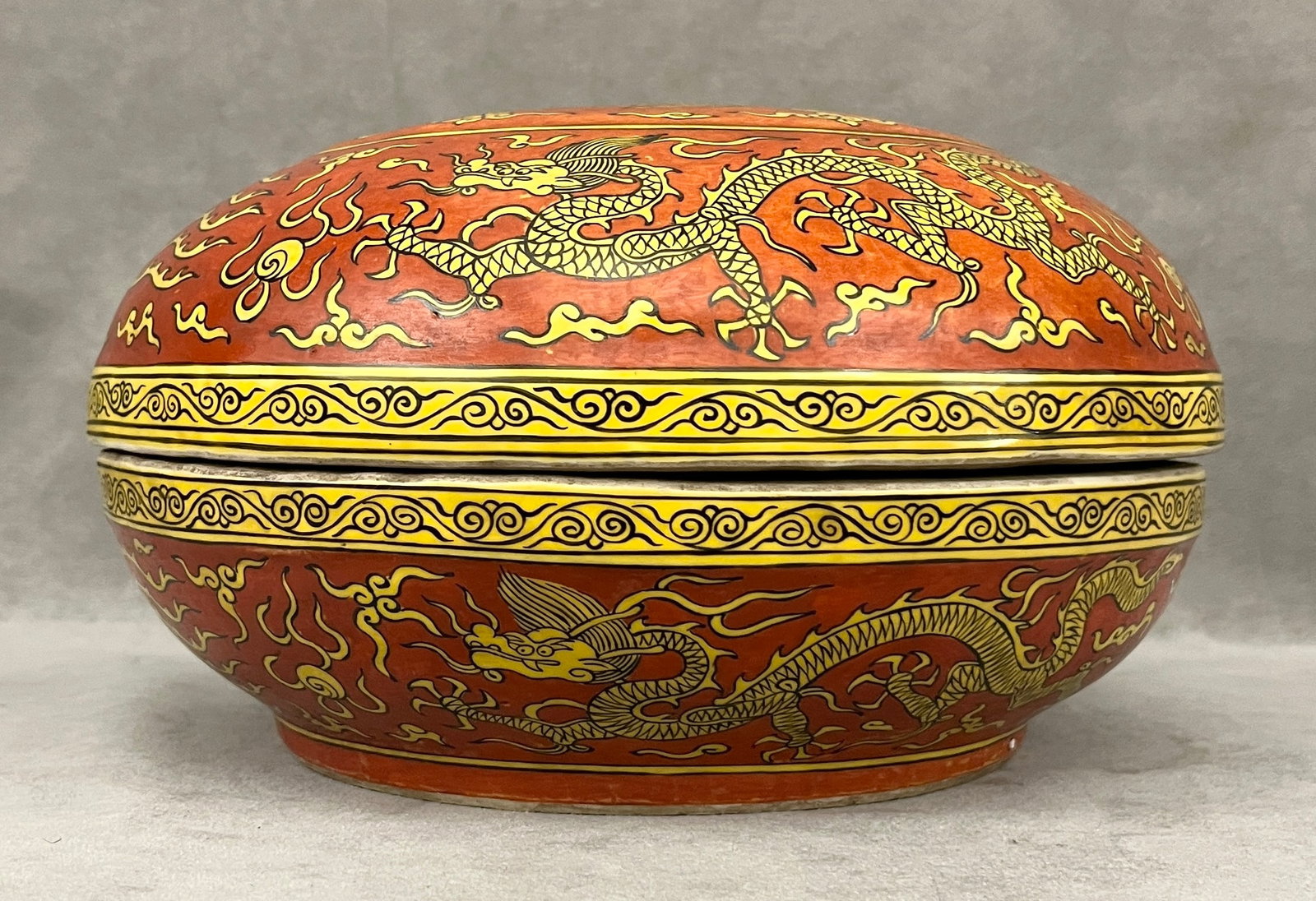 CHINESE LIFT-COVER BUN-FORM PORCELAIN BOX WITH YELLOW ENAMEL DRAGON ON RED GROUND - D: 10 3/4 in..: CHINESE LIFT-COVER BUN-FORM PORCELAIN BOX WITH YELLOW ENAMEL DRAGON ON RED GROUND Chinese blue and white mark D: 10 3/4 in.