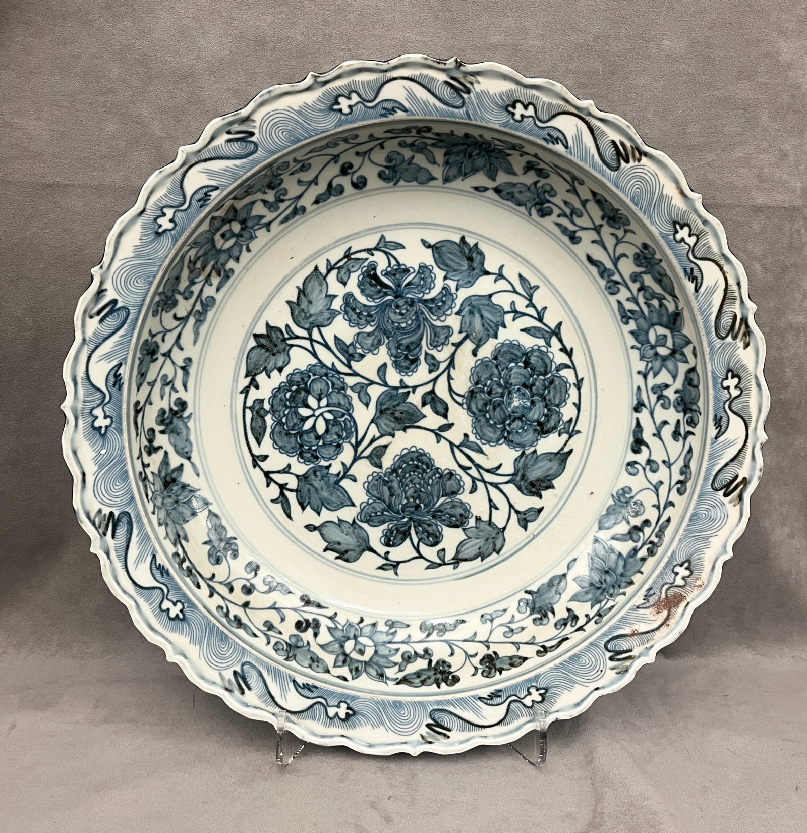 CHINESE BLUE AND WHITE PORCELAIN BASIN - D: 17 3/4 in. (1 of 3)
