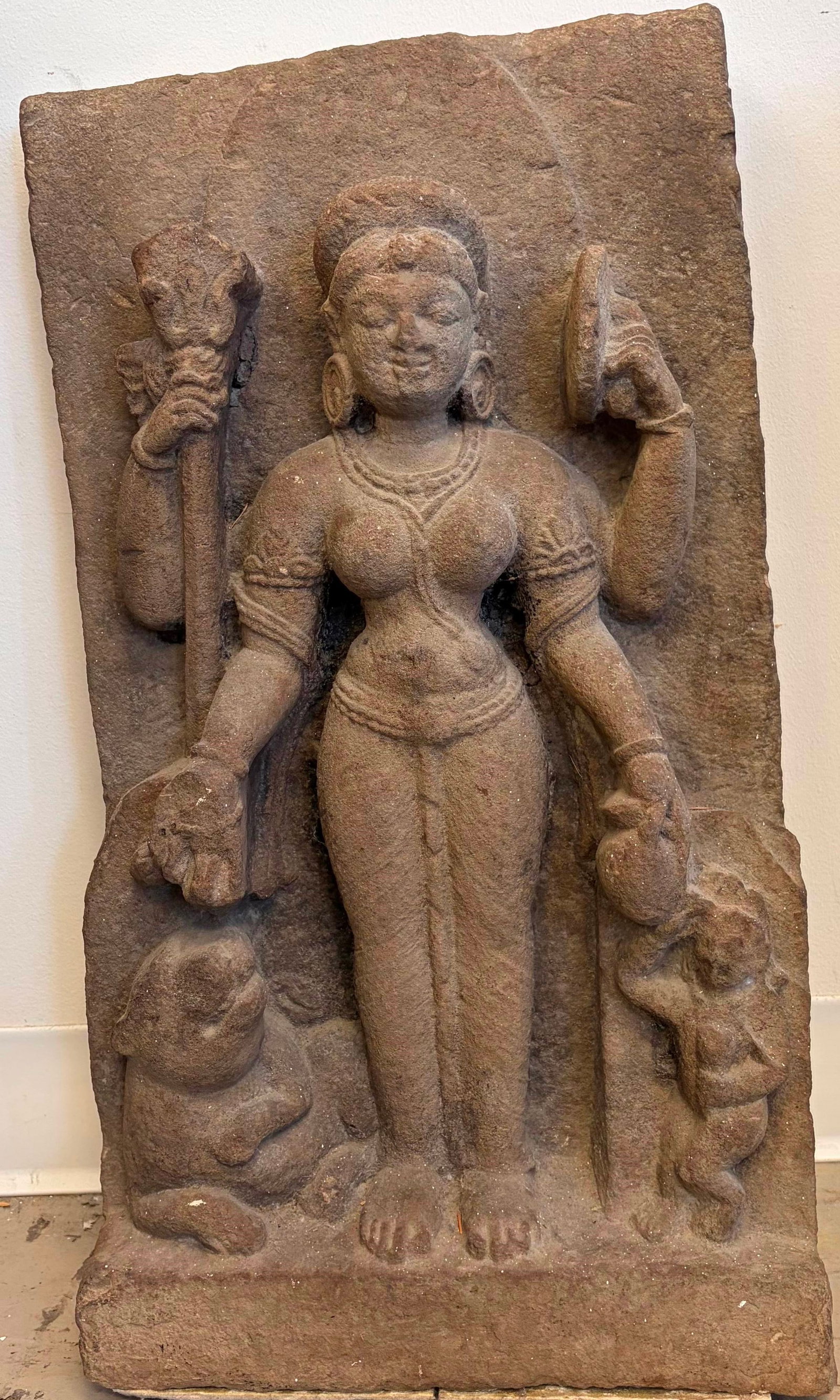 SANDSTONE RELIEF OF THE HINDU GODDESS PARVATI circa 12th century - .: SANDSTONE RELIEF OF THE HINDU GODDESS PARVATI circa 12th century Patinated carved sandstone panel depicts the Hindu goddess Parvati standing in a gentle, graceful pose, her eyes softly closed in seren